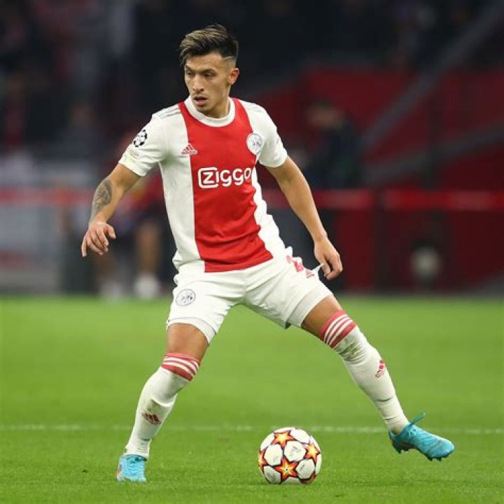 
Ajax want Man Utd to improve offer for Lisandro Martinez 