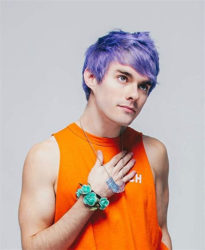 Awsten Knight’s Bio, Age, Eyes, Girlfriend, Height. Is he gay?