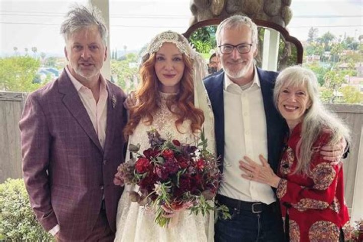 	Christina Hendricks had a 2nd wedding at home so her mother with Alzheimer’s could go	