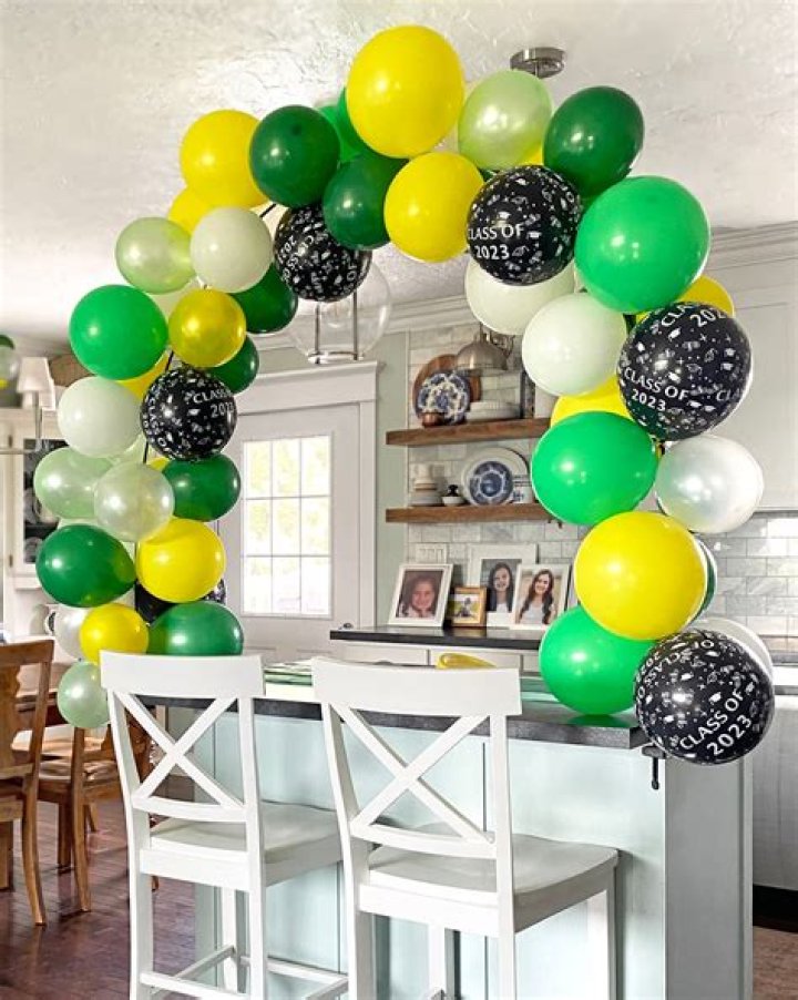 How do you make a balloon arch with fishing line?