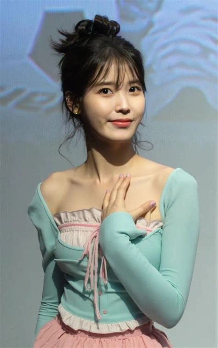 IU (Lee Ji-Eun) Bio (Wiki) 