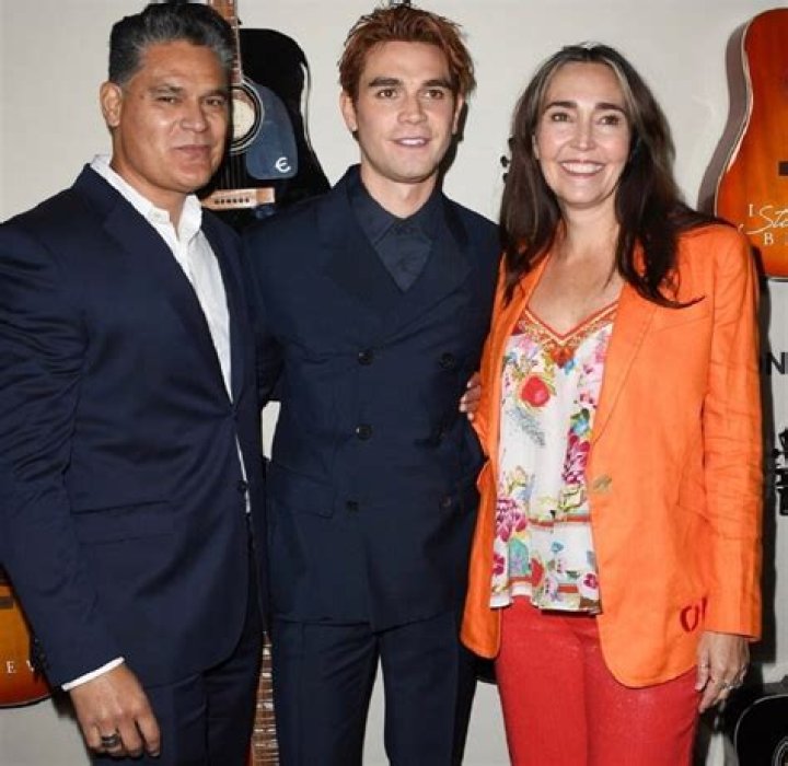 KJ Apa Parents Tessa Apa And Keneti Apa Ethnicity And Religion