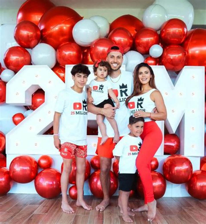 KrispyFlakes - Age, Family, Bio