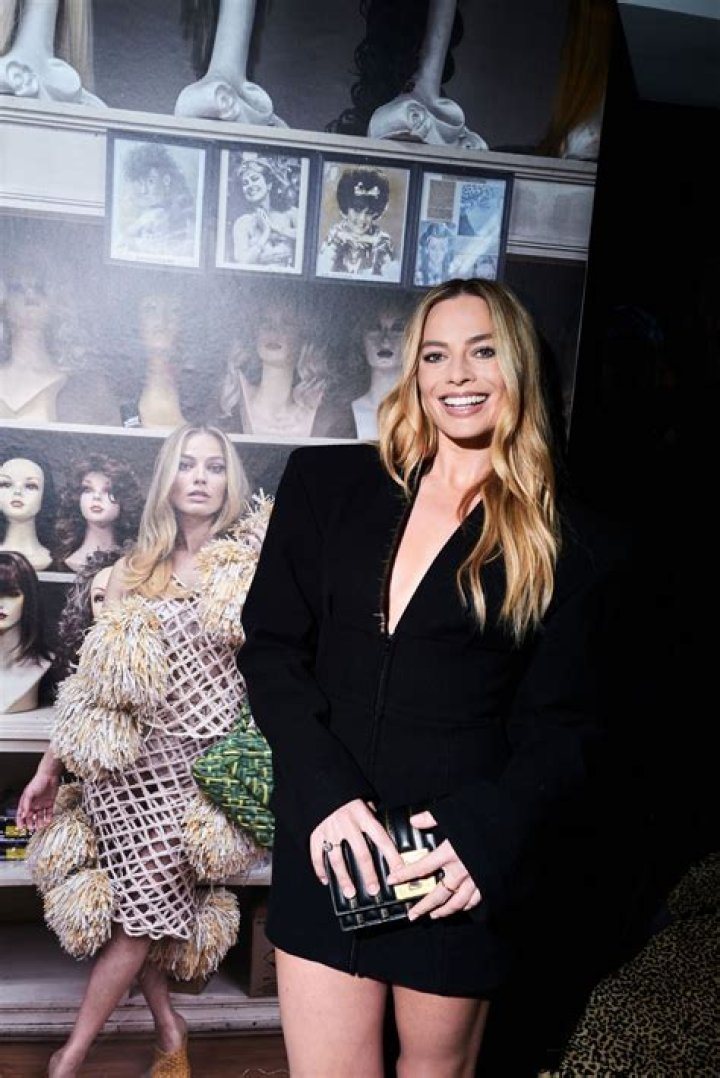 Lindsay Lohan paid her bill at the Chateau Marmont, she’s back to partying there