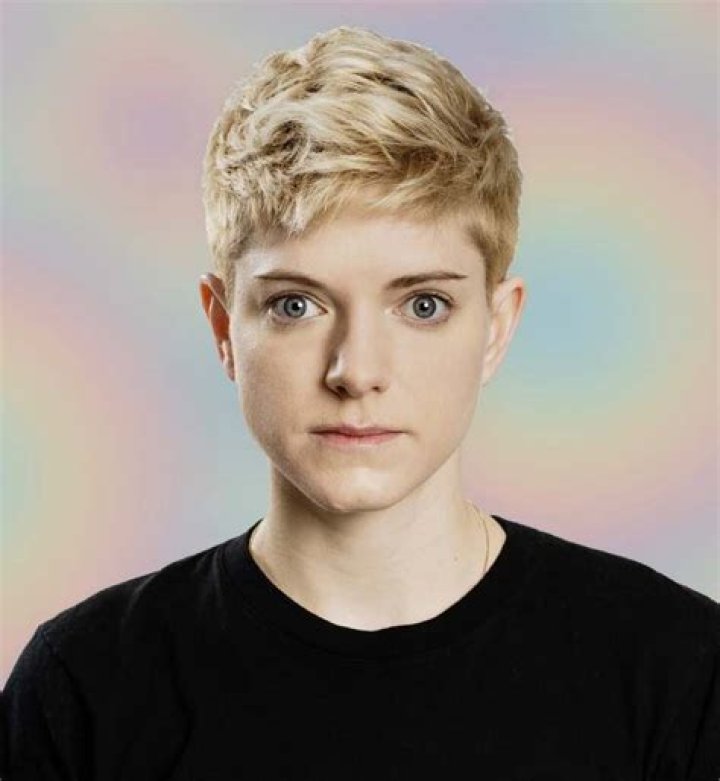 Mae Martin Bio (Wiki) 