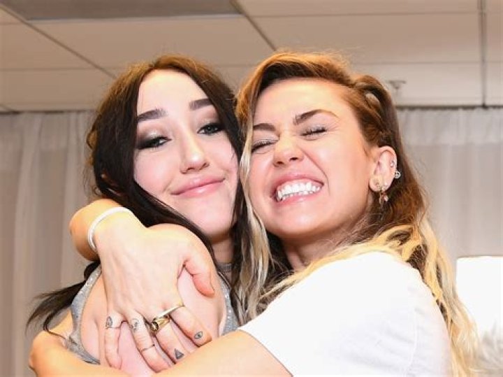 Noah Cyrus Calls Out Sister Miley Cyrus for her Disrespectful Comments!