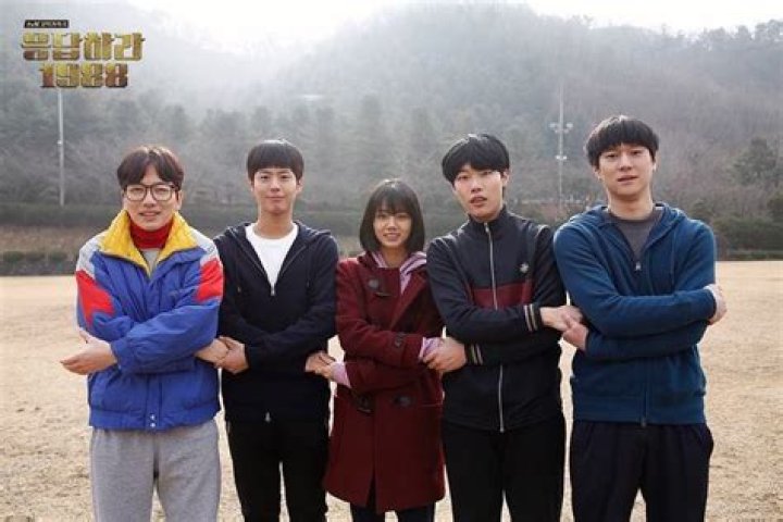 
Reply 1988 cast reunion with Director Shin Won-ho has fans sobbing 