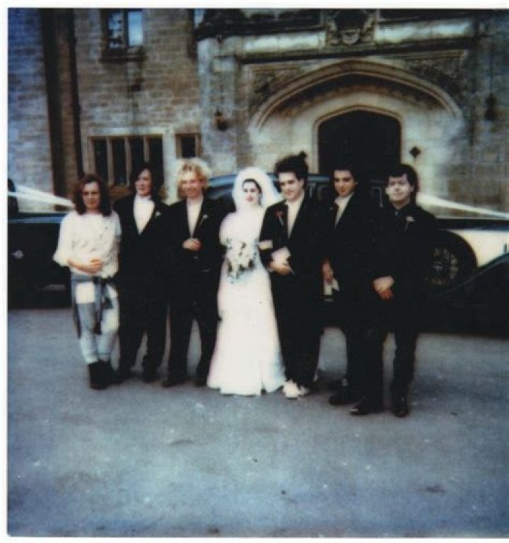 The relationship timeline of the wonderful couple of the UK-musician Robert Smith and wife Mary Poole!