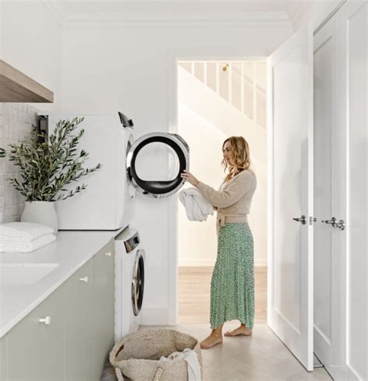 What is the standard depth of a farmhouse sink?