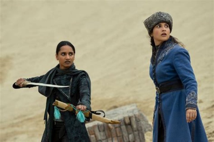 Who plays Zoya in Shadow and Bone? (Sujaya Dasgupta age, height)