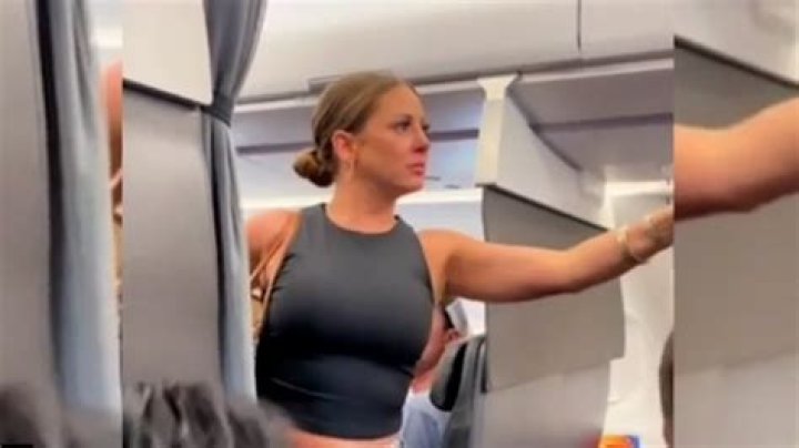 Woman freaks out seeing Ben Stiller on the subway, starts unpinning her hair